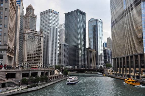 Passeando pela orla do rio em Chicago, Illinois, nos Estados Unidos